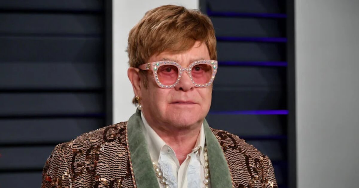 Elton John, cantor.