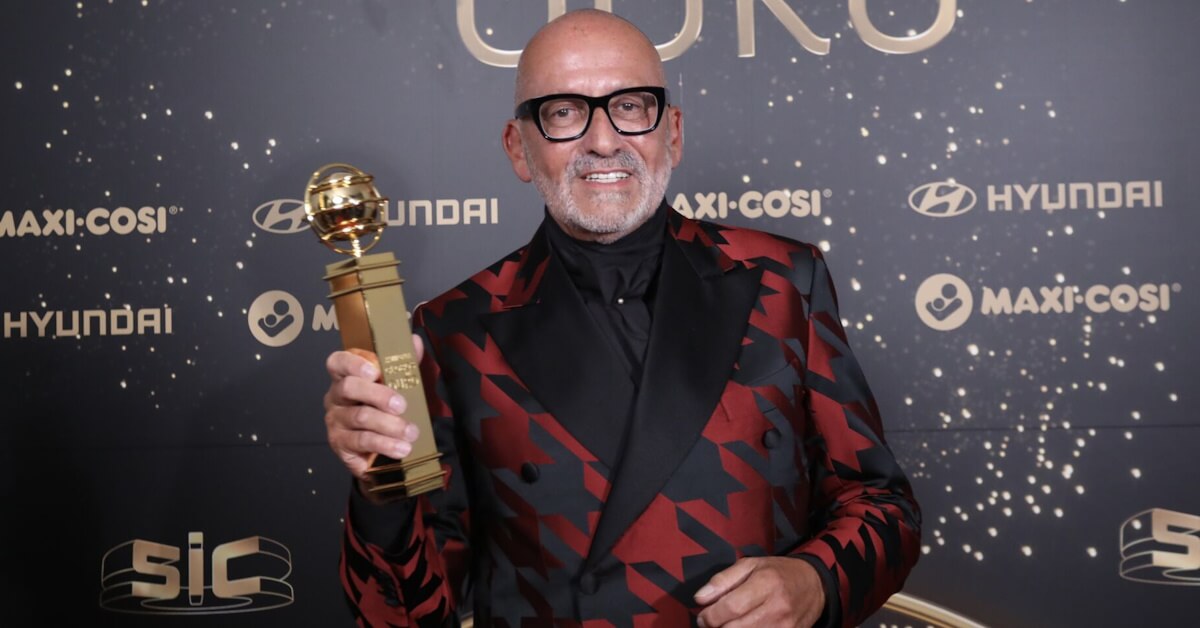 Manuel Luís Goucha com o Globo de Ouro que conquistou.